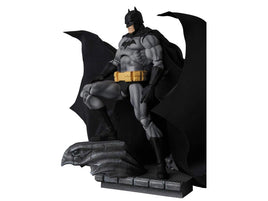 (PRE-ORDER) Batman: Hush MAFEX No.126 Batman (Black Ver.)